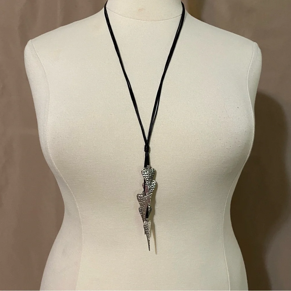 Black & Silver Arrow Necklace - Picture 1 of 4